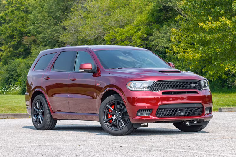 Đứng sau đó là mẫu xe mới Dodge Durango SRT 2018, nó có sức kéo tối đa lên tới 3.946 kg.