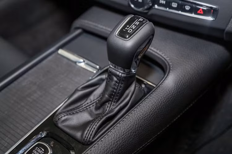 Kết hợp với hộp số tự động 8 cấp của Aisin và hệ dẫn động cầu trước, mẫu sedan hạng sang này có khả năng tăng tốc 0-100 km/h trong 6,8 giây trước khi đạt tốc độ tối đa 230 km/h. Được biết, mức tiêu hao nhiên liệu của S90 T5 Momentum vào khoảng 7l/100 km ở điều kiện đường hỗn hợp.