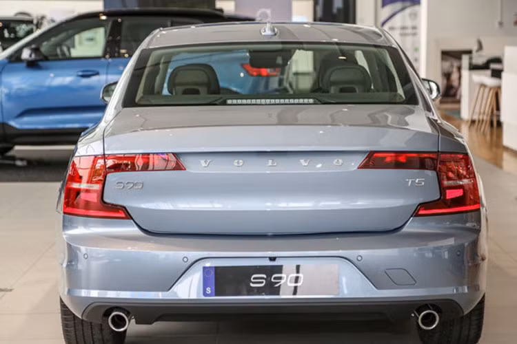 Ngoài ra, mẫu xe này còn có đến 6 tùy chọn màu sắc ở thị trường Malaysia. Mức giá Volvo S90 T5 Momentum tại thị trường Malaysia sẽ rơi vào khoảng 80.800 USD (khoảng 1,9 tỷ đồng).