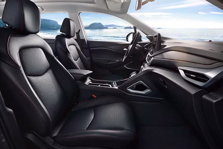 Nội thất được sử dụng chủ yếu vật liệu là da và crôm. Phiên bản này, Chevrolet Orlando 2019 trên vô-lăng có đường chỉ khâu màu đỏ cùng logo chữ thập của thương hiệu xe Chevrolet.