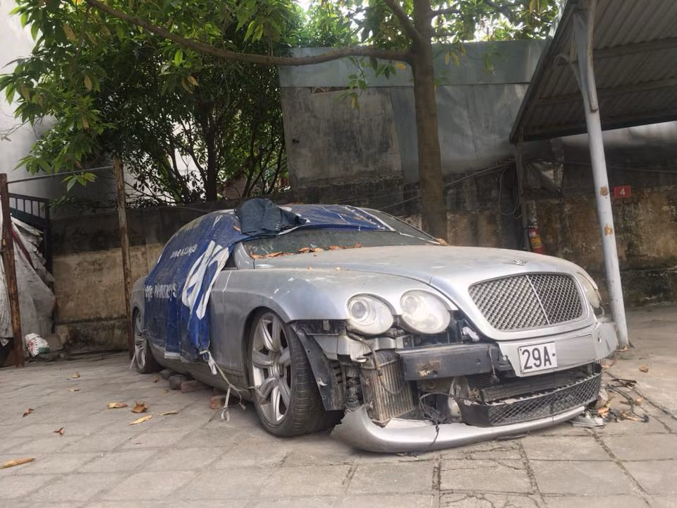 Xe sang Bentley bỏ xó này từng được bán với giá trên dưới 10 tỷ đồng nay lại bị phủ bạt, để xó như thế này khiến nhiều người tò mò.