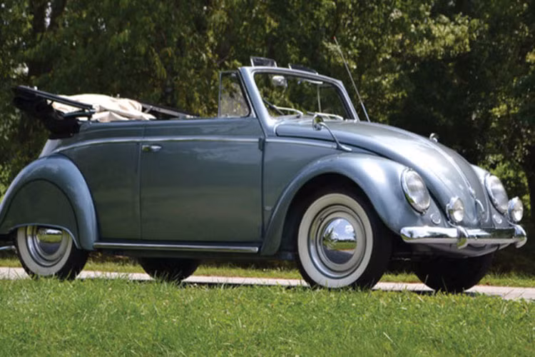 Đứng thứ tư trong danh sách này là chiếc xe mui trần màu xanh bạc Volkswagen Beetle Cabriolet phiên bản 1955.