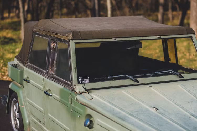 Trong bài là chiếc xe Volkswagen Thing 1974 sẽ được bán đấu giá tại Arizona, Mỹ vào tháng 1/2019 sắp tới và nhà đấu giá RM Sotheby vẫn chưa thể dự đoán được giá của chiếc xe này.