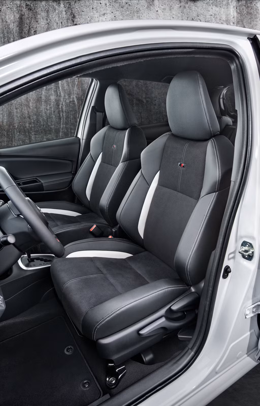 Bộ ghế thể thao bọc vải nhung Ultrasuede mang thương hiệu GR,