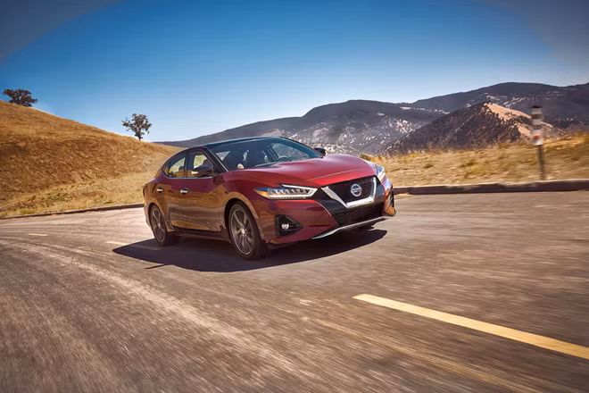 Theo đó, giá xe Nissan Maxima 2019 với 5 phiên bản có các mức giá ở thị trường Mỹ tương ứng: Bản tiêu chuẩn S giá 33.950 USD (khoảng 790 triệu); SV 35.960 USD (khoảng 836,8 triệu); SL 38.440 USD (khoảng 894,5 triệu); SR 39.530 USD (khoảng 919,9 triệu) và Platinum 41.440 USD (khoảng 964,3 triệu). Những mức giá này đều chưa bao gồm chi phí vận chuyển 895 USD.
