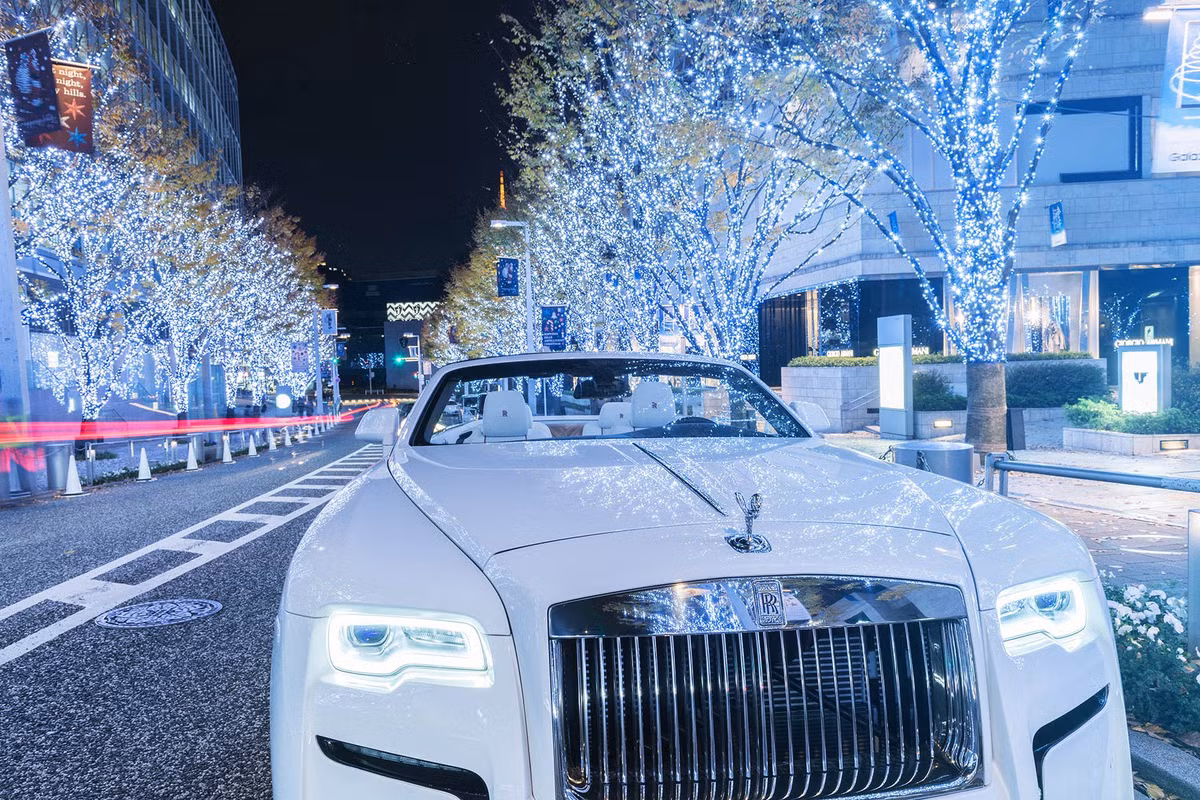 Siêu xe sang Rolls-Royce Dawn trong bài viết này thuộc sở hữu của Manabu Goto ở Nhât Bản. Chiếc xe vốn đắt đỏ này trở nên xa hoa, tráng lệ hơn sau khi được độ phong cách mới.