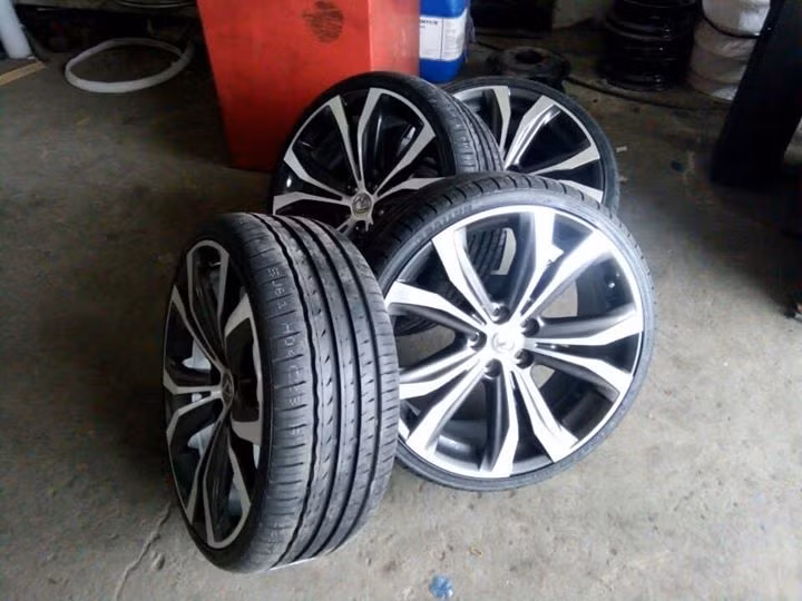 Đây là mâm được lấy từ chiếc Lexus RX đời mới nhất để chuẩn bị gắn lên chiếc Kia Cerato.