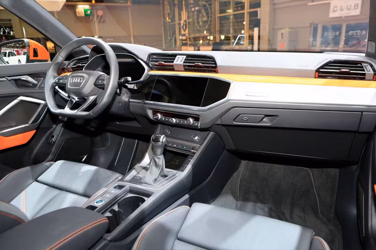 Ngoài thiết kế ngoại hình, Audi Q3 phiên bản 2019 còn gây chú ý kho được trang bị nhiều công nghệ mới hiện đại như công nghệ buồng lái ảo Virtual Cockpit với cụm đồng hồ dùng màn hình 12,3 inch và màn hình thông tin giải trí ở trung tâm bảng điều khiển kích thước 8,8 inch.