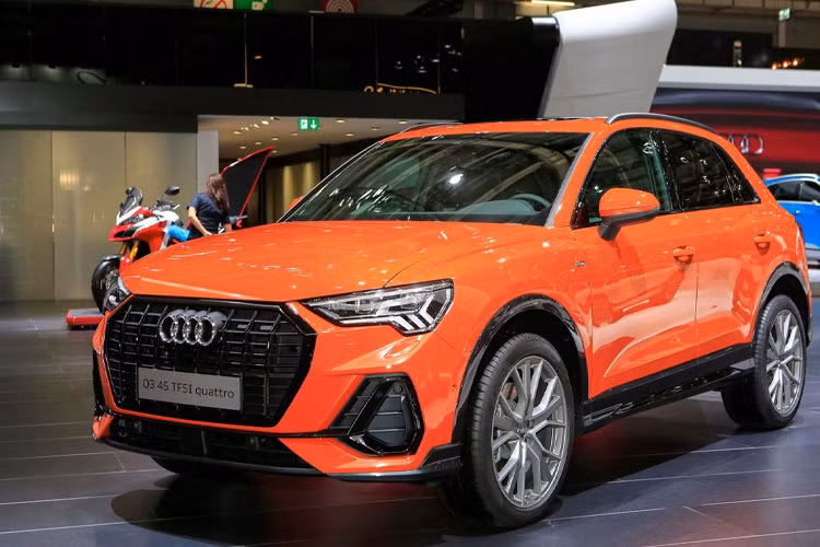 Về thiết kế, Audi Q3 2019 mới có sự khác biệt thể hiện ở cụm lưới tản nhiệt to bản, các thanh lưới thẳng đứng màu đen piano ở phía trước lấy cảm hứng từ Q8.