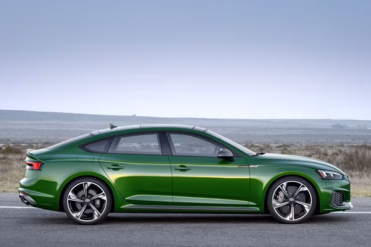 So với những mẫu xe Sportback thông thường của Audi, RS5 Sportback 2019 dài hơn nhờ hốc bánh được mở rộng ra 15 mm, mang tới thiết kế ngoại thất năng động hơn. Xe được trang bị vành hợp kim 19 inch tiêu chuẩn và 22 inch tùy chọn.