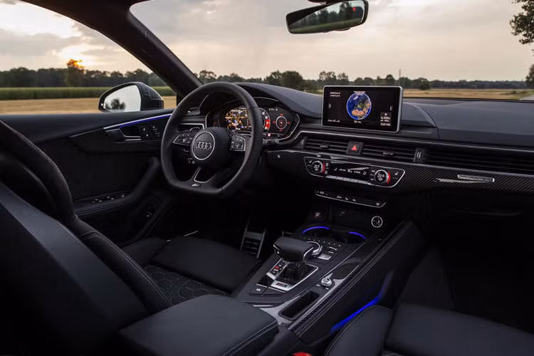 Những trang bị nội thất nổi bật của Audi RS5 Sportback 2019 bao gồm hệ thống thông tin giải trí tương thích với Android Auto và Apple CarPlay, màn hình hiển thị thông tin trên kính chắn gió dạng màu và bảng điều khiển Virtual Cockpit. Màn hình RS mới sẽ hiển thị những thông tin quan trọng như áp suất lốp, mô-men xoắn và lực G.