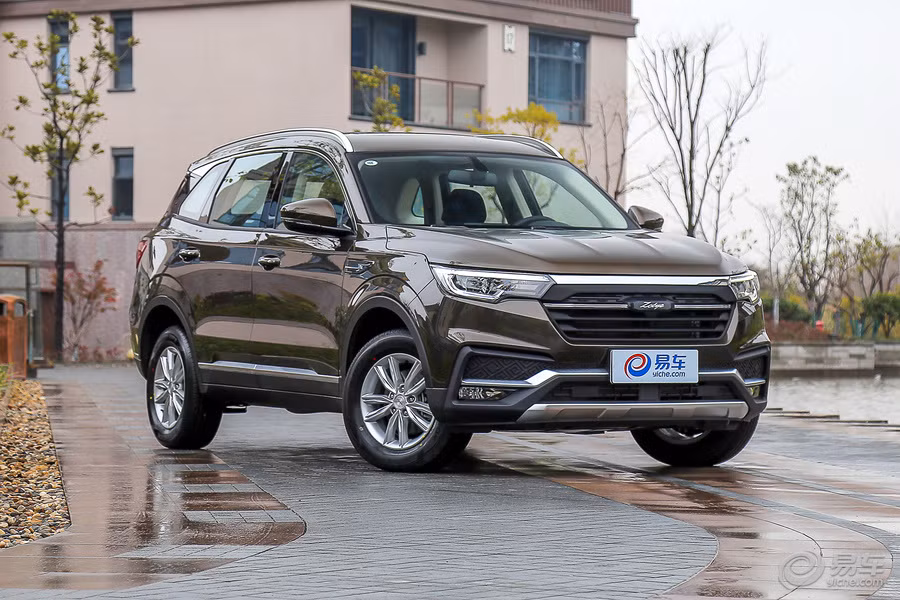 Thiết kế của mẫu xe Tàu Zotye T500 được đánh giá là khá đẹp. Điểm nhấn là phần lưới tản nhiệt hình lục giác với một thanh ngang mạ crôm đi kèm logo "Zotye" khá nhỏ ở giữa. Cụm đèn pha nổi bật trên thanh crom. Bên dưới là cản va đi kèm hốc gió và hốc đèn sương mù. Đặc biệt, Zotye T500 còn có tấm ốp cản trước màu bạc theo đúng phong cách SUV.