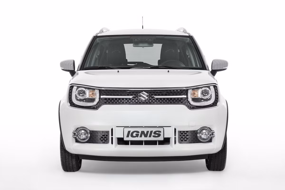 Điểm ấn tượng của phiên bản giới hạn Suzuki Ignis Ginza mới chính là màu sơn trắng độc đáo bằng kim loại Bianco Artico. Cụm gương chiếu hậu thiết kế khá bắt mắt dạng kim cương sáng