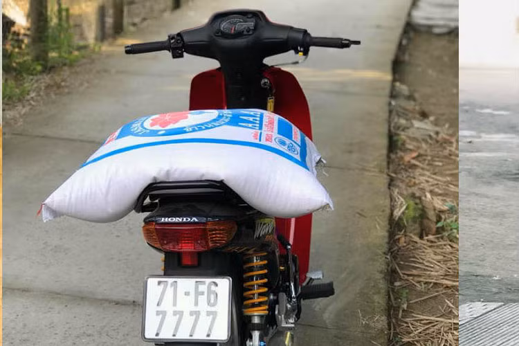 Dân chơi này còn sở hữu cả chiếc Honda Wave biển tứ quý 7.