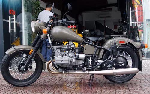 Chiếc môtô Ural kiểu cố với thiết kế phá cách này mang đậm phong cách thời trang từ thập niên của những năm 70 của thế kỷ 20. Tuy nhiên, ẩn dưới kiểu dáng và phong cách cổ điển, có phần cũ kỹ của Solo sT là những công nghệ hiện đại nhất của Ural.
