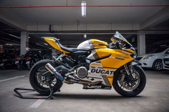 Chiếc môtô Ducati Panigale 899 được một chủ nhân ở Sài Gòn đầu tư độ nhẹ ngoại hình theo style Moto GP 2018 và thay mới nhiều phụ tùng hàng hiệu đắt tiền khiến nhiều người yêu xe mê mẩn.
