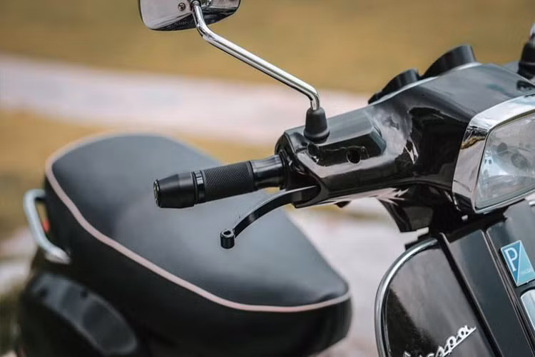 Về các chi tiết, đầu tiên phía trên đầu xe được trang bị tay thắng Zelioni bản dài, bao tay Zelioni tạo sự cứng cáp và thể thao mạnh mẽ khác với vẻ mềm mại, nữ tính của nguyên bản.