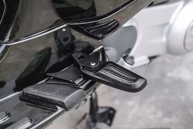 Bản độ Vespa S125 còn nâng cấp bộ gác chân CNC, có thể bật ra như một số mẫu tay ga truyền thống giúp người ngồi sau thoải mái hơn.