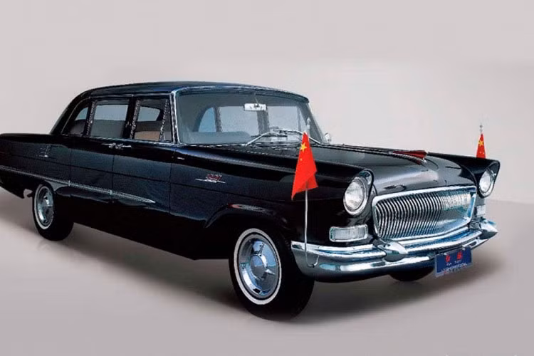 Nhà lãnh đạo Trung Quốc Mao Trạch Đông sử dụng xe ZIS-110 làm phương tiện di chuyển. Đây là món quà mà lãnh đạo Nga Stalin tặng ông vào năm 1949. Năm 1958, ông Mao sử dụng dòng xe nội địa của tập đoàn FAW Hong.
