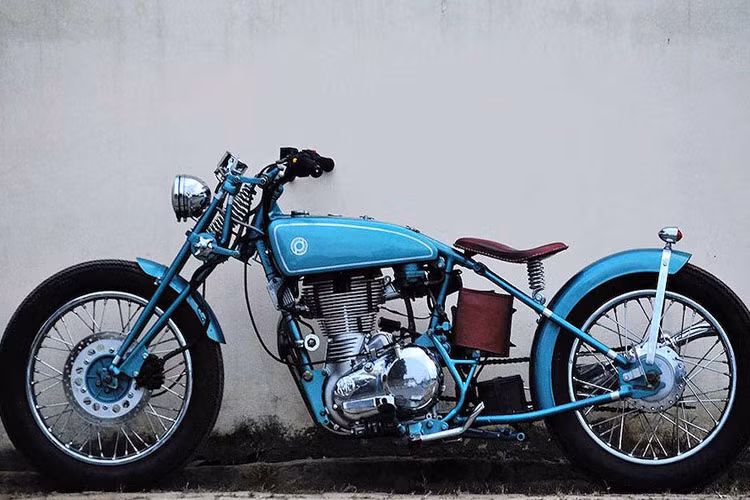 Đúng chuẩn phong cách bobber, yên xe đã được tối giản chỉ dành riêng cho chỉ một người lái, với bề mặt bọc da nâu tinh tế và có lò xo giảm xóc bên dưới tương tự yên xe đạp.