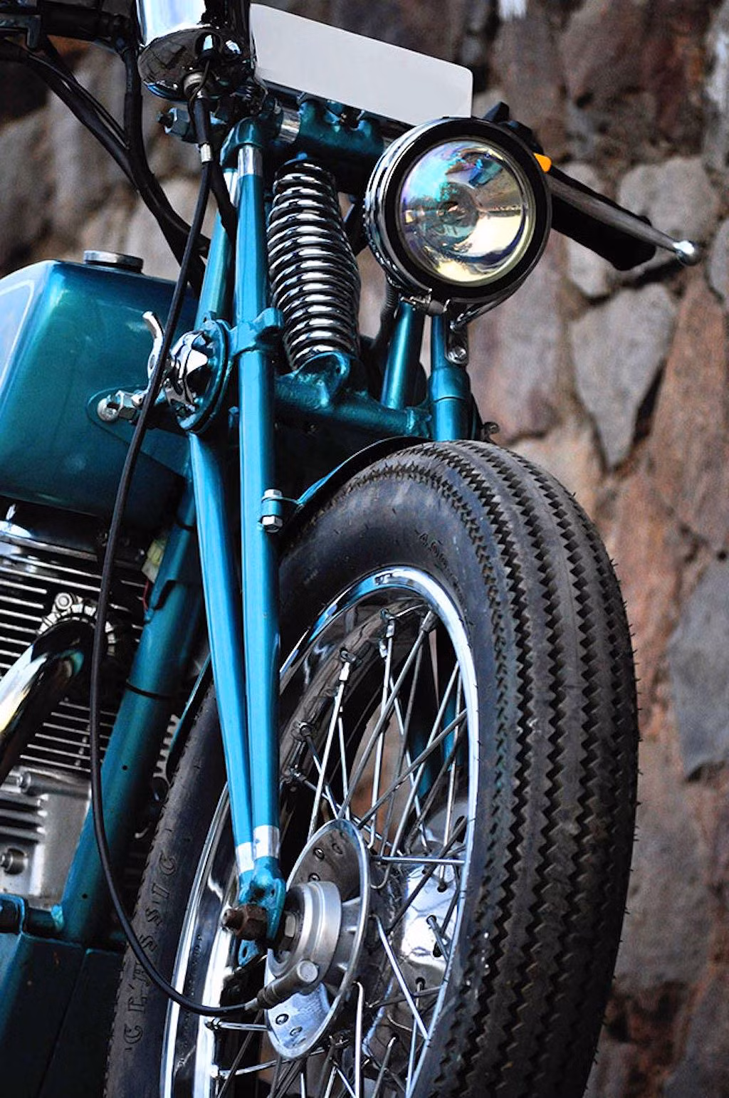 Điểm nổi bật nhất của chiếc Royal Enfield Classic độ bobber này nằm ở phía trước, với kết cấu giảm xóc dạng girder đa điểm, sử dụng phuộc đơn nằm cạnh cổ xe.