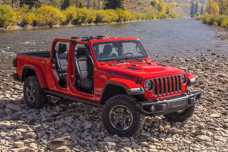 Bán tải Jeep Gladiator 2020 được bán với tổng cộng 4 model là Sport, Sport S, Overland và Rubicon. Tất cả các phiên bản đều được gắn thêm thùng dài 1,254m, phía sau chassis của Gladiator đã được kéo dài ra hơn 78,7cm so với Wrangler, đạt chiều dài lên tới 5,181m. Tương tự, trục cơ sở của chiếc xe cũng được kéo dài ra thêm 49,2cm và đạt chiều dài tổng thể 3,48m.