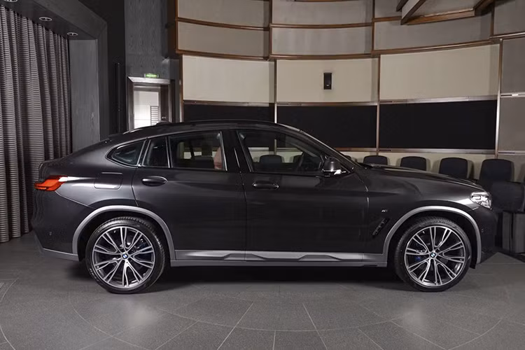 Khi nhìn ngang, chiếc xe BMW X4 có thiết kế phần mui xe thấp dần về phía sau trông rất giống với đàn anh BMW X6. Vòm bánh xe mở rộng đi cùng màu sơn xám Sophisto tăng thêm vẻ cơ bắp cho mẫu crossover này.