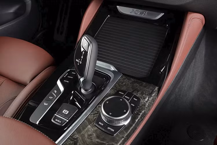 Khối động cơ tăng áp 4 xy-lanh dung tích 2.0L là "trái tim" của BMW X4 xDrive30i 2019, sản sinh ra công suất lên tới 248 mã lực và mô-men xoắn 350 Nm. Kết hợp với hộp số tự động 8 cấp ZF, BMW X4 có khả năng tăng tốc 0-100 km/h trong 6,3 giây trước khi đạt vận tốc tối đa 240 km/h.