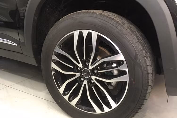 Cận cảnh la-zăng có kích thước 18 inch với thiết kế 5 chấu tam rất giống Range Rover.