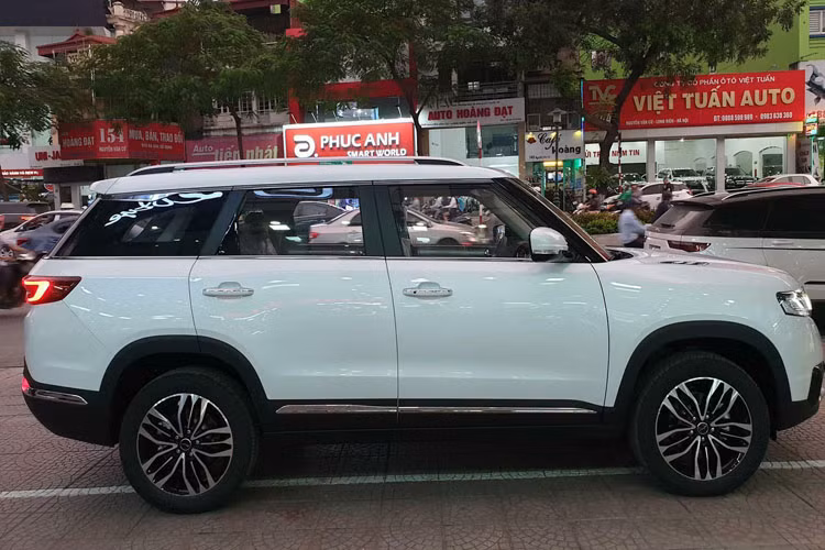 ... cho đến dải kính bên hông hông đều nhái chiếc Range Rover. La-zăng có kích thước 18 inch với thiết kế 5 chấu tam.