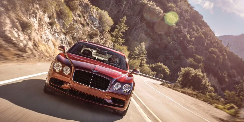Bentley Continental Flying Spur phiên bản W12 S có thể đạt tốc độ tối đa trên 320 km/h trong khi bạn ngồi một cách cực thoải mái trên ghế lái. Xe cũng có giá đắt đỏ lên đến 200.000 USD.