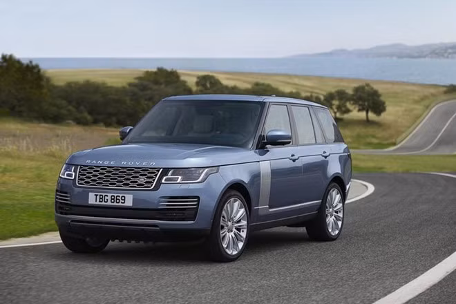 Mẫu xe hạng sang Range Rover SVAutobiography có giá bán xấp xỉ Rolls-Royce Ghost. Xe đảm bảo tính linh hoạt với hệ thống off-road, đáp ứng mọi địa hình. Cốp sau rộng với sàn gỗ giúp việc chứa đồ dễ dàng hơn. Hàng ghế sau cùng có thể gấp lại để tăng diện tích chứa.