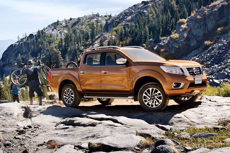 Nói đến dòng xe bán tải, không thể không kể đến thùng hàng tiện dụng phía sau xe. Thùng của Nissan Navara VL Plus có sức chứa 1 tấn hàng. Nissan Navara VL Plus mới đi kèm với gói bảo hành 5 năm hoặc 150.000 km. Giá bán Navara VL Plus tại Malaysia là 120.000 RM (tương đương 688,7 triệu đồng).