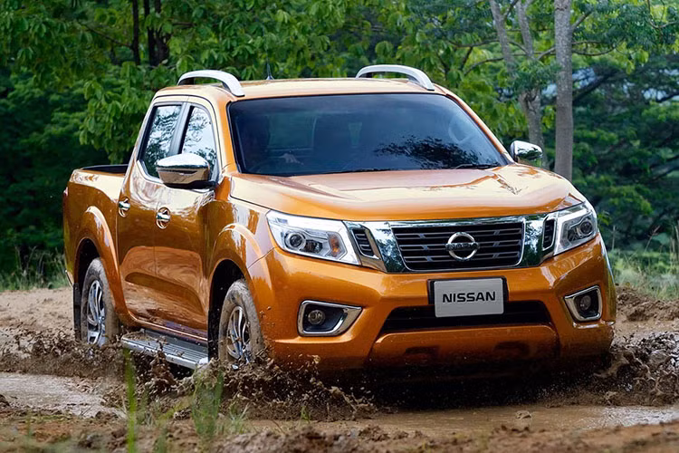 Trên thực tế, mẫu Navara là chiếc xe bán tải Nhật Bản đầu tiên tại Malaysia có hệ thống treo sau đa liên kết, mang đến sự thoải mái và khả năng xử lý tốt hơn, tương tự những mẫu SUV. Trong nội thất, những chiếc ghế lấy cảm hứng từ Zero Gravity (không trọng lượng), giúp người lái xe thư giãn trong khi lái chiếc xe này.