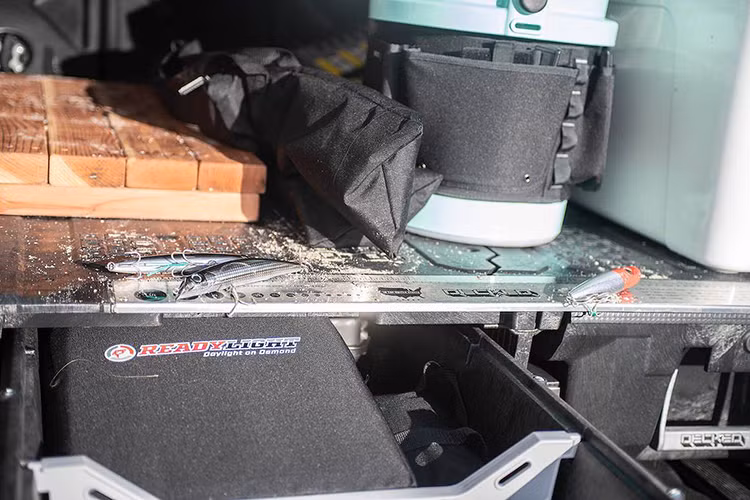 Nằm phía trên mui xe còn có baga mui của Rhino Rack, một bộ lều có thể gấp gọn. Nissan còn trang bị cho Titan Surfcamp một vòi tắm hoa sen với bình đun nước năng lượng mặt trời, hộp lạnh 118 loa và các đèn chiếu sáng khác nhau.