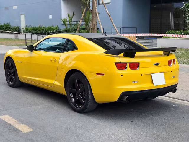 Mâm xe 5 chấu được chủ nhân sơn lại màu đen, logo Chevrolet màu vàng cũng được sơn màu đen khác biệt. Ống xả thể thao hiệu Borla Atak cho ra âm thanh sống động hơn.