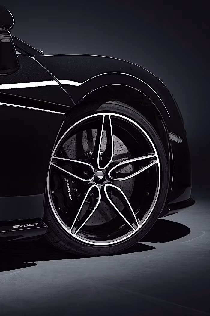 Bộ vành sơn màu tối khiến ngoại hình chiếc McLaren 570GT MSO khá bí ẩn.