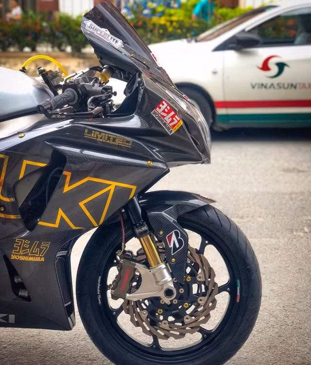 Bộ cánh của chiếc xe môtô Suzuki GSX-R1000 độ này đã được ốp full Carbon fiber khiến nó trông chất chơi và đẳng cấp lên rất nhiều.