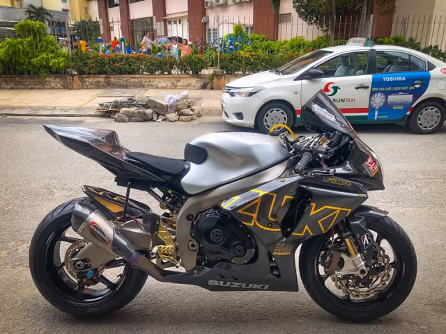 Chiếc siêu môtô Suzuki GSX-R1000 trong bài viết này được người chơi độ lịa cả về ngoại hình và một vài chi tiết ở động cơ khiến nó khi hoàn thiện, và có sức thu hút rất mạnh mẽ từ ánh nhìn đầu tiên.