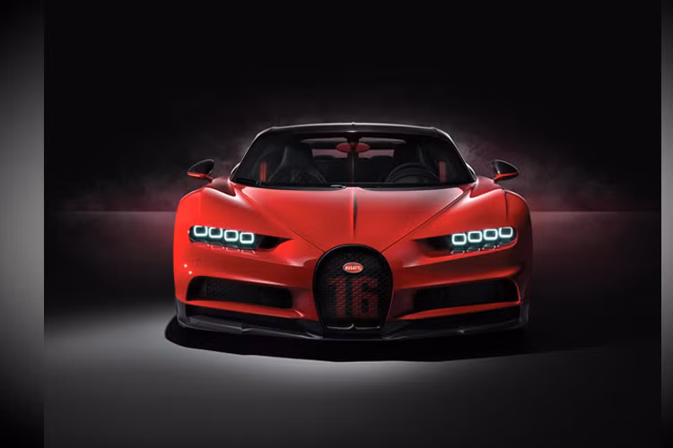 Biến thể mới hoàn toàn Bugatti Chiron Divo nhanh hơn nhiều siêu xe thông thường và chưa cần tới 2,5 giây để tăng tốc từ 0 lên 100 km/h và đạt tốc độ 200 km/h trong chưa tới 6,5 giây. Siêu xe này có giá xấp xỉ 6 triệu USD, đắt gần gấp đôi Chiron Sport (3,1 triệu USD).