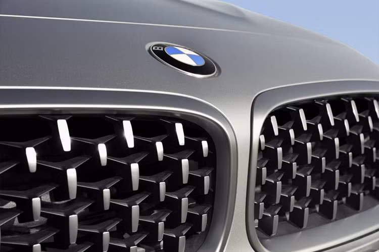 BMW Z4 Roadster mới có thiết kế lấy cảm hứng trực tiếp từ phiên bản Z4 Concept ra mắt năm 2017. Phần lưới tản nhiệt hình bầu dục đặc trưng của BMW được thiết kế thấp và hẹp hơn đi kèm các chi tiết mạ chrome sáng bóng. Cùng với đó, BMW Z4 Roadster phiên bản M40i sẽ được trang bị hệ thống đèn pha LED Matrix thích ứng...