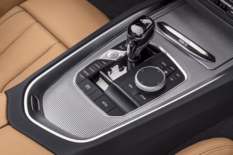 Kết hợp với hộp số tự động 8 cấp thể thao Steptronic, xe tăng tốc 0-100 km/h trong 4,4 giây và vận tốc tối đa được giới hạn điện tử ở 250 km/h. Trong khi đó, phiên bản tại thị trường châu Âu cho công suất nhỏ hơn 47 mã lực, vào khoảng 335 mã lực.