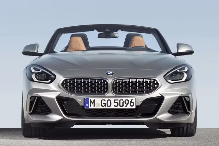 BMW Z4 Roadster 2020 có thiết kế cao cấp hút ánh nhìn. Theo tiết lộ xe có có mui mềm màu đen sang trọng.