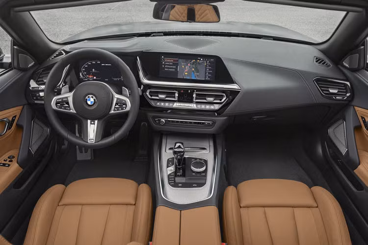 Toàn bộ nội thất được làm bằng chất liệu nhựa vinyl giả da SensaTec và nhôm sáng. Bên trong xe sở hữu đèn nội thất chạy ẩn, hàng ghế trước chỉnh điện có thể ghi nhớ vị trí.