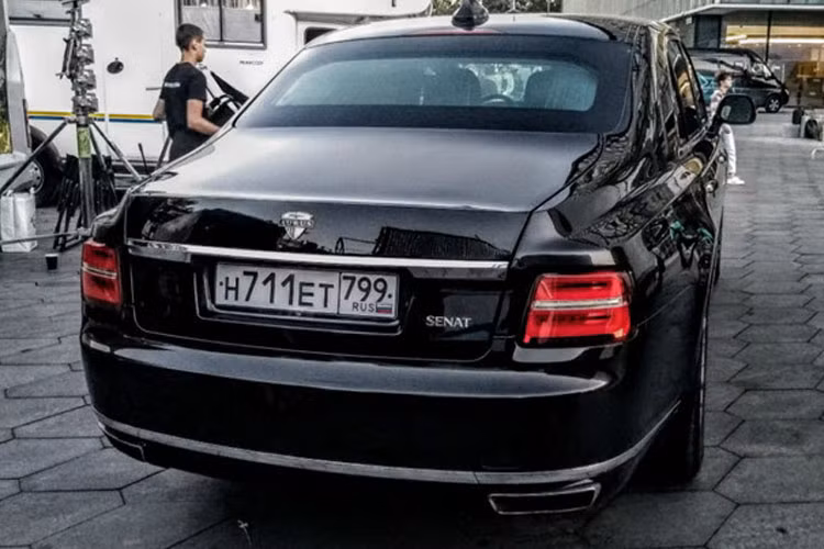 ... và phần đuôi xe có vẻ giống với nguyên bản Limousine của Tổng thống Putin.
