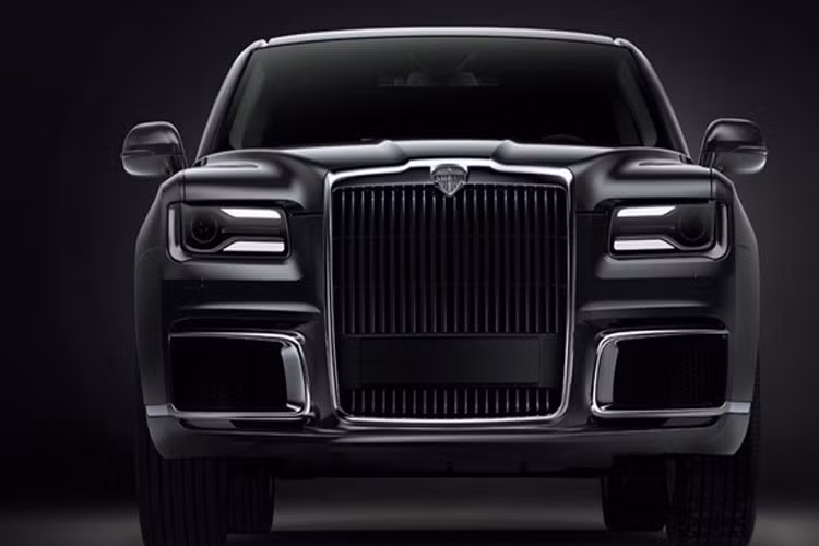 Xe có ngoại thất màu đen bóng.