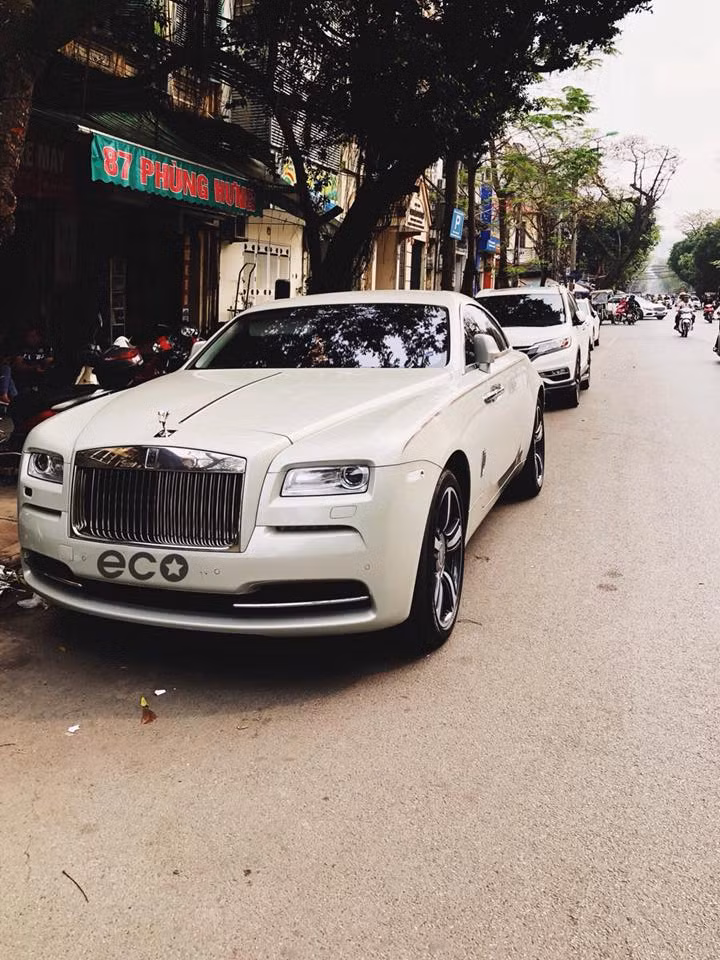 Tại thị trường Việt Nam, tính đến thời điểm hiện tại, đã có không dưới 60 chiếc Rolls-Royce Wraith tiền tỷ thuộc diện nhập khẩu tư nhân và chính hãng xuất hiện trong đó riêng ở Hà Nội đã có 6 chiếc.