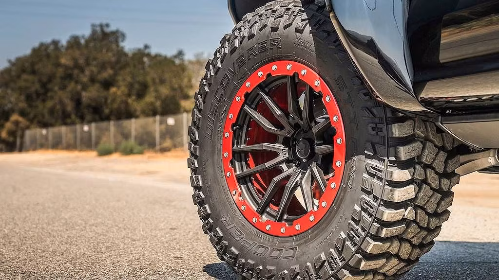 Cận cảnh bộ mâm SVIPE.3 20 inch từ 1221 Wheels"hàng khủng" kết hợp với lốp gai cỡ lớn. Đây là một trong những chi tiết khiến chiếc xe trong hầm hố và chất chơi hơn hẳn.