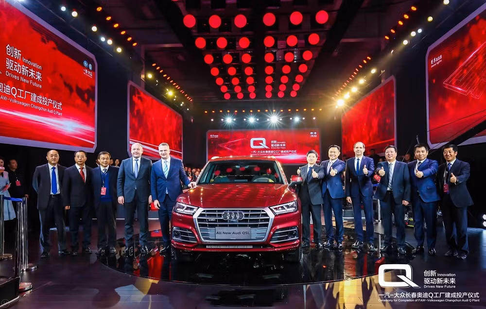 So với phiên bản thường, Audi Q5L bản 2018 có chiều dài tổng thể 2.908 mm, tăng 88 mm, cụ thể của Audi Q5L 2018 bao gồm chiều dài tổng thể 4.765 mm, rộng 1.893 mm, cao 1.659 mm và chiều dài cơ sở 2.908 mm. Cũng từ đó không gian xe được nới rộng khoảng duỗi chân cho hành khách phía sau.