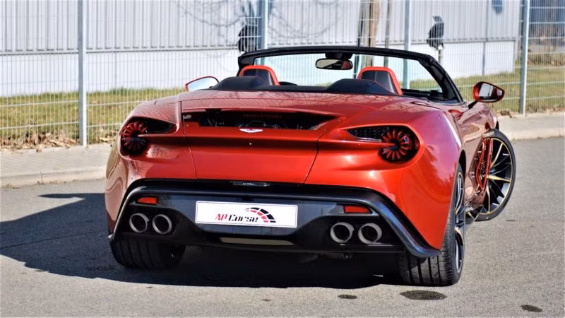 Chiếc Aston Martin Vanquish Zagato Volante màu đỏ Lava được ốp sợi carbon ở nhiều chi tiết từ cản va trước/sau, nẹp lườn bên hông xe sang chảnh.